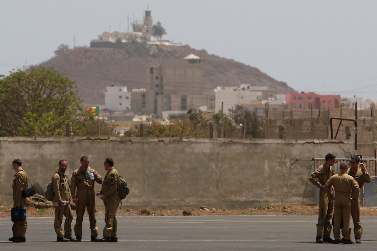 France begins to hand over military bases to Senegal